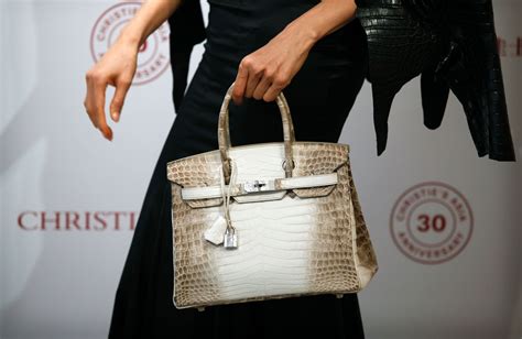 Rabanne dévoile le sac le plus cher du monde à la Fashion Week.